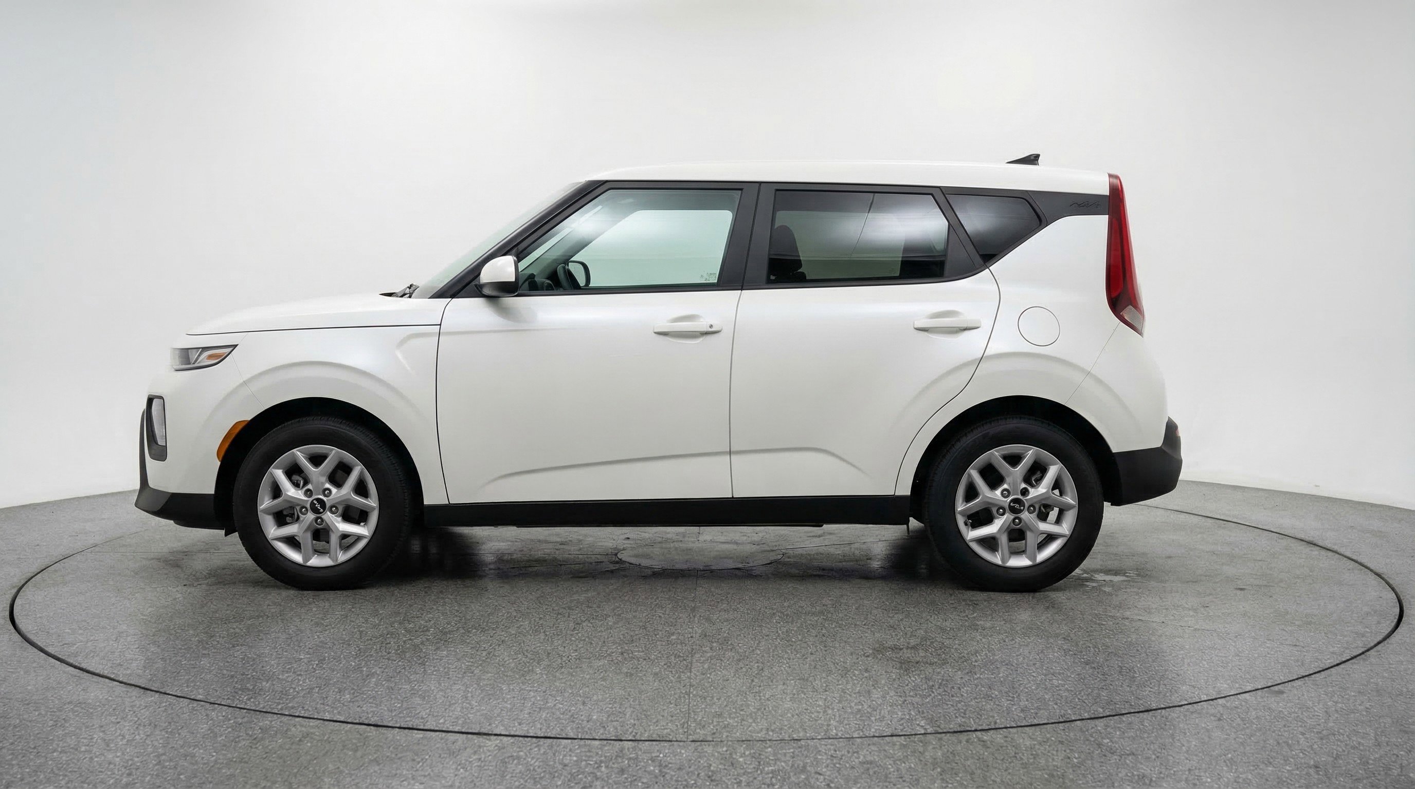 Used 2025 Kia Soul LX w/ LX Technology Package FWD image 5