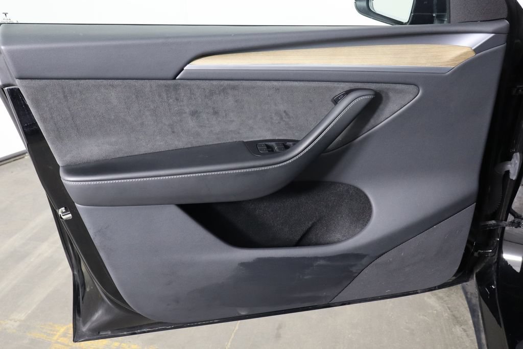Used 2024 Tesla Model Y Long Range AWD/4WD image 17