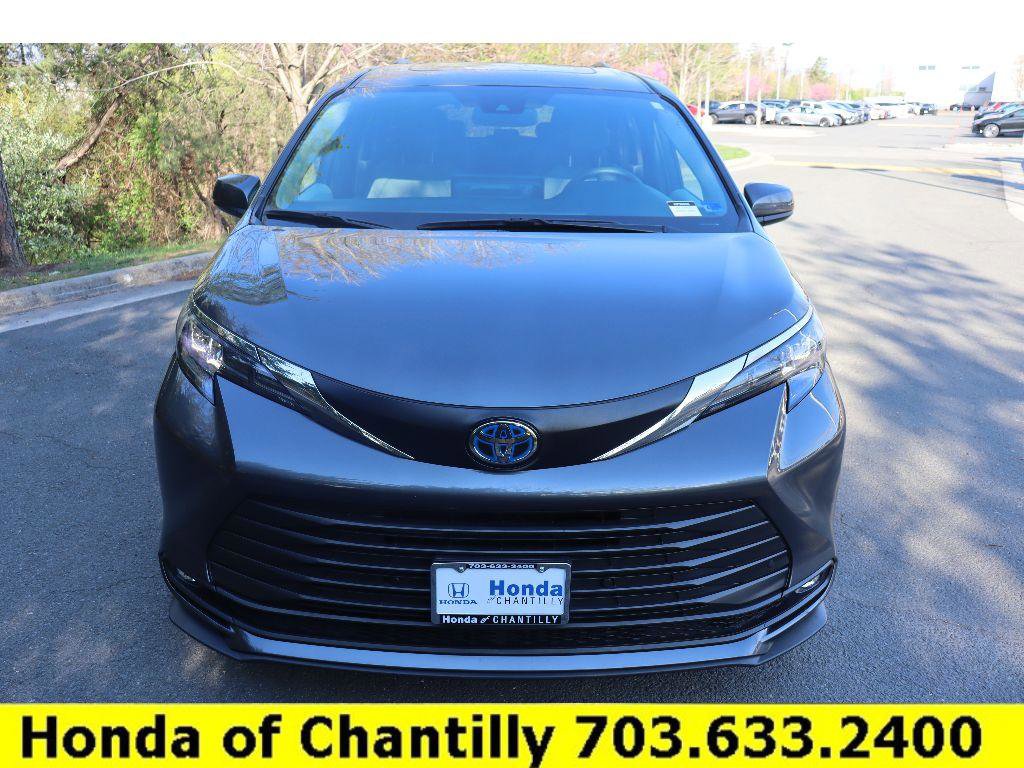Used 2025 Toyota Sienna XLE AWD/4WD image 2