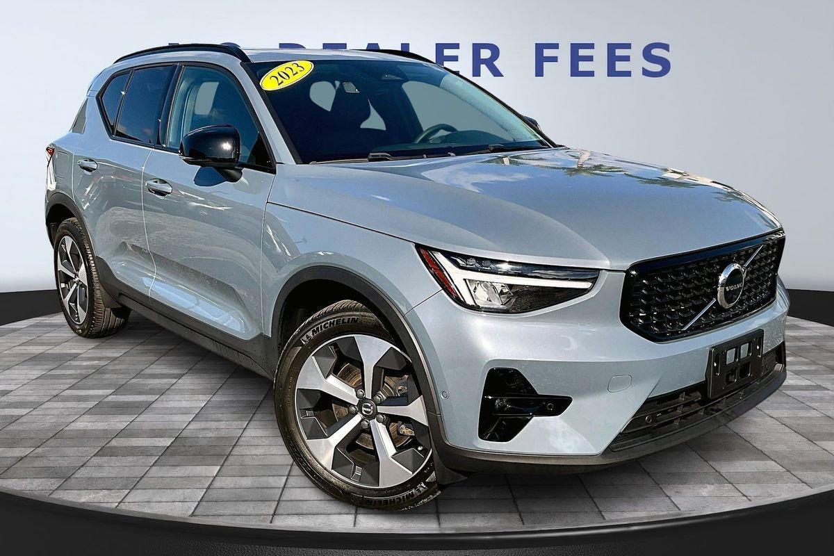Used 2023 Volvo XC40 B5 Plus w/ Driver Assist Package image 3
