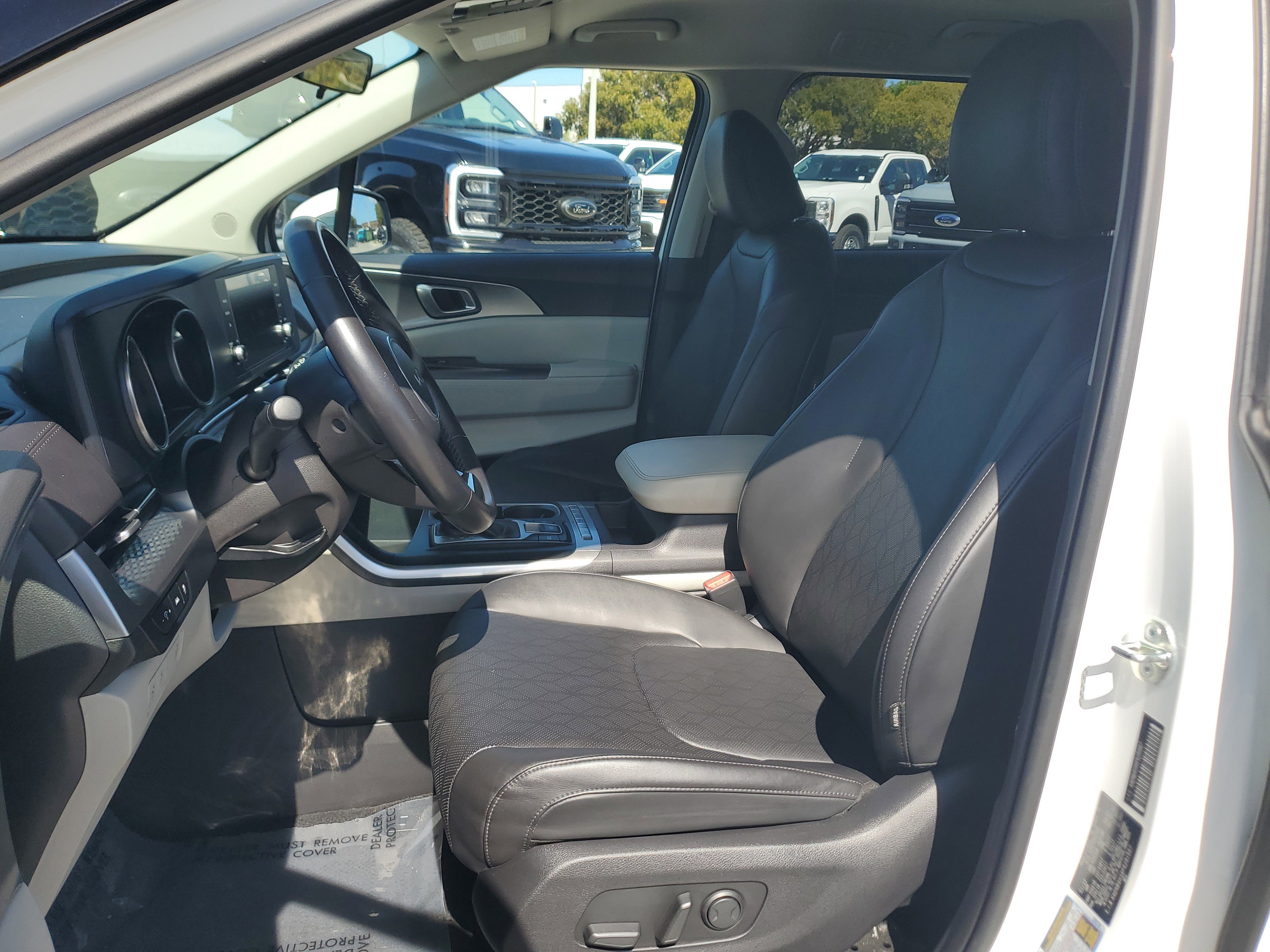 Used 2023 Kia Carnival LX image 11