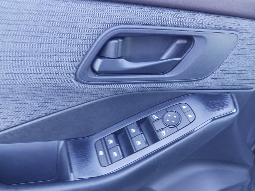 Used 2023 Nissan Rogue S image 29