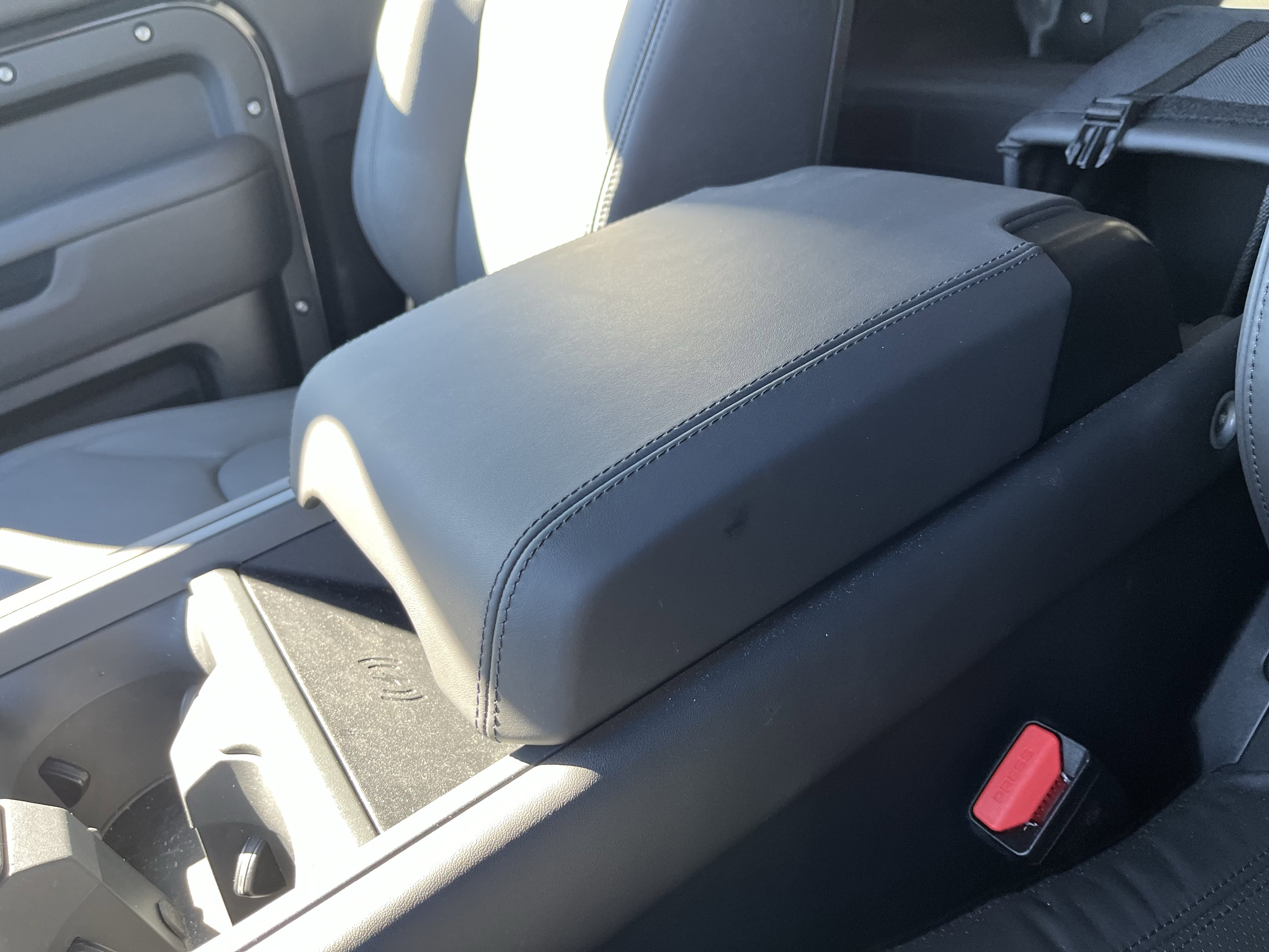 Used 2025 Land Rover Defender 90 X-Dynamic SE image 28