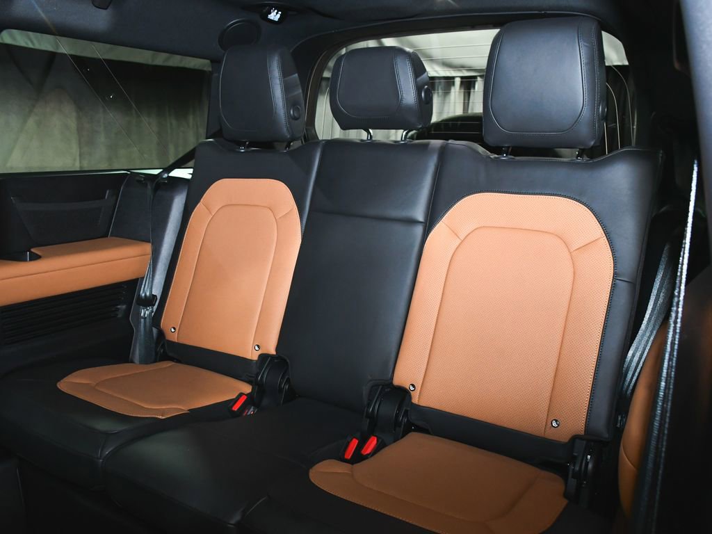 Used 2024 Land Rover Defender 130 X-Dynamic SE image 60