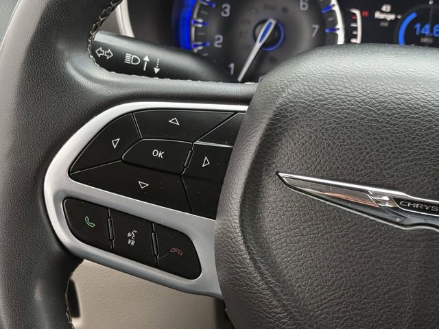 Used 2022 Chrysler Pacifica Touring-L image 13