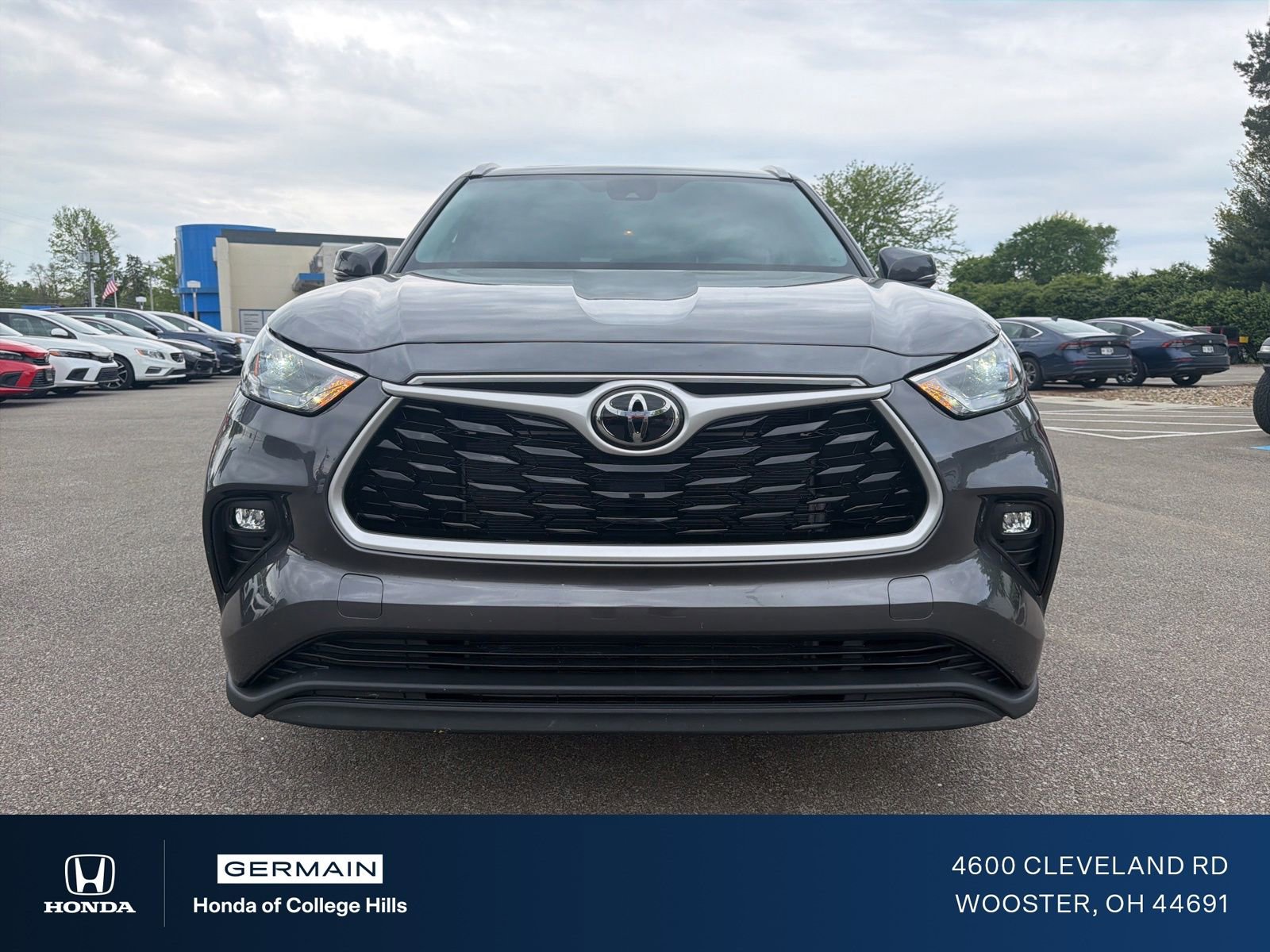 Used 2022 Toyota Highlander XLE AWD/4WD image 2