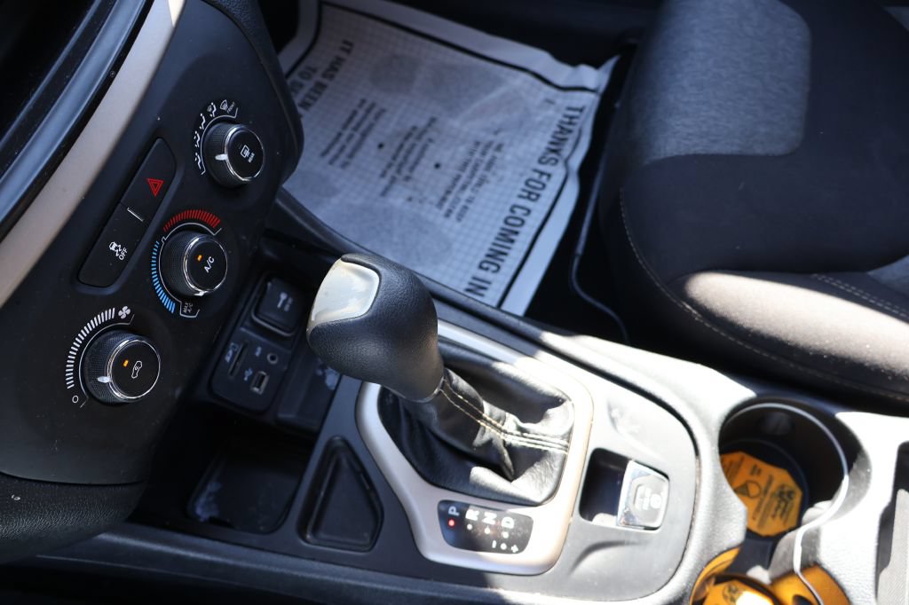 Used 2018 Jeep Cherokee Latitude FWD image 33