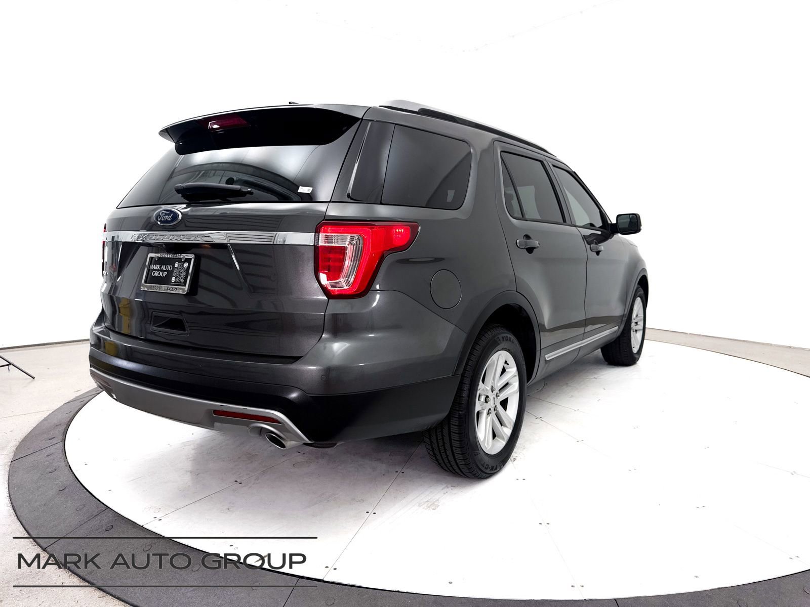 Used 2017 Ford Explorer XLT w/ Equipment Group 201A FWD image 13