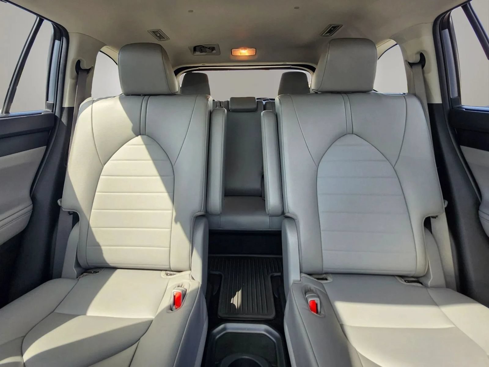 Used 2022 Toyota Highlander XLE AWD/4WD image 26