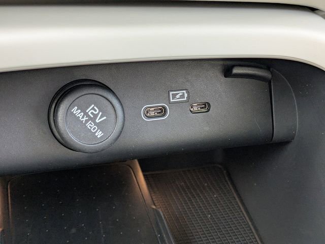 Used 2023 Volvo XC40 B5 Plus w/ Protection Package Premier image 25