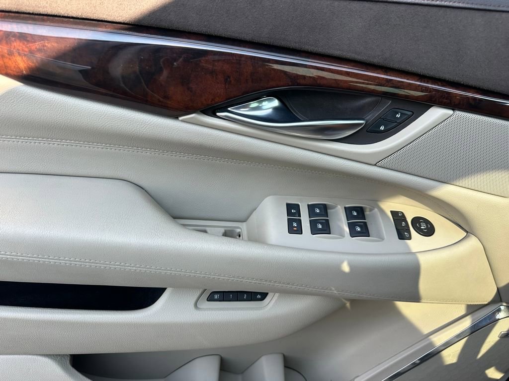 Used 2015 Cadillac Escalade Luxury image 14