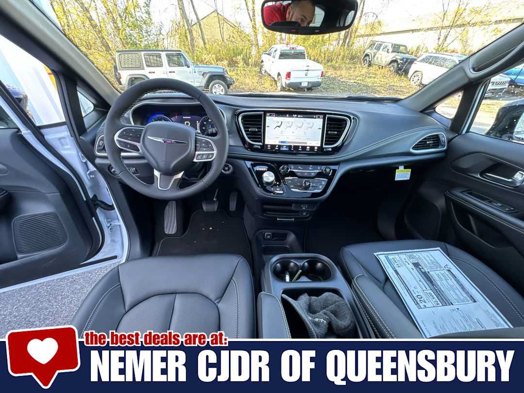 New 2026 Chrysler Pacifica Select AWD/4WD image 21