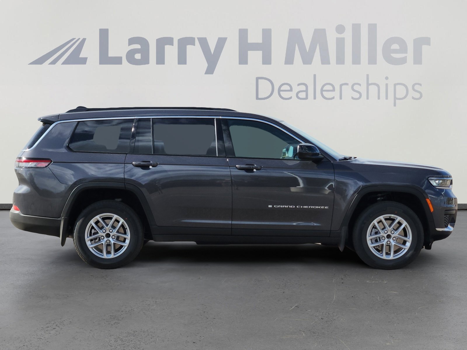 New 2026 Jeep Grand Cherokee L Laredo w/ Trailer Tow Package AWD/4WD image 7