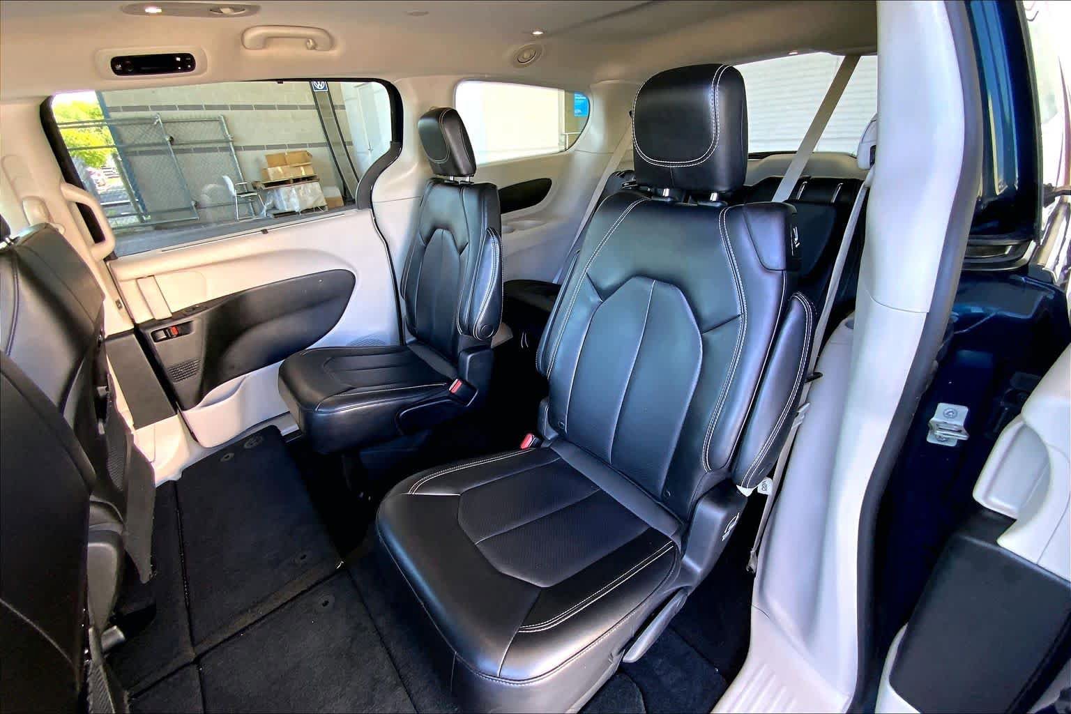 Used 2023 Chrysler Pacifica Touring-L FWD image 21