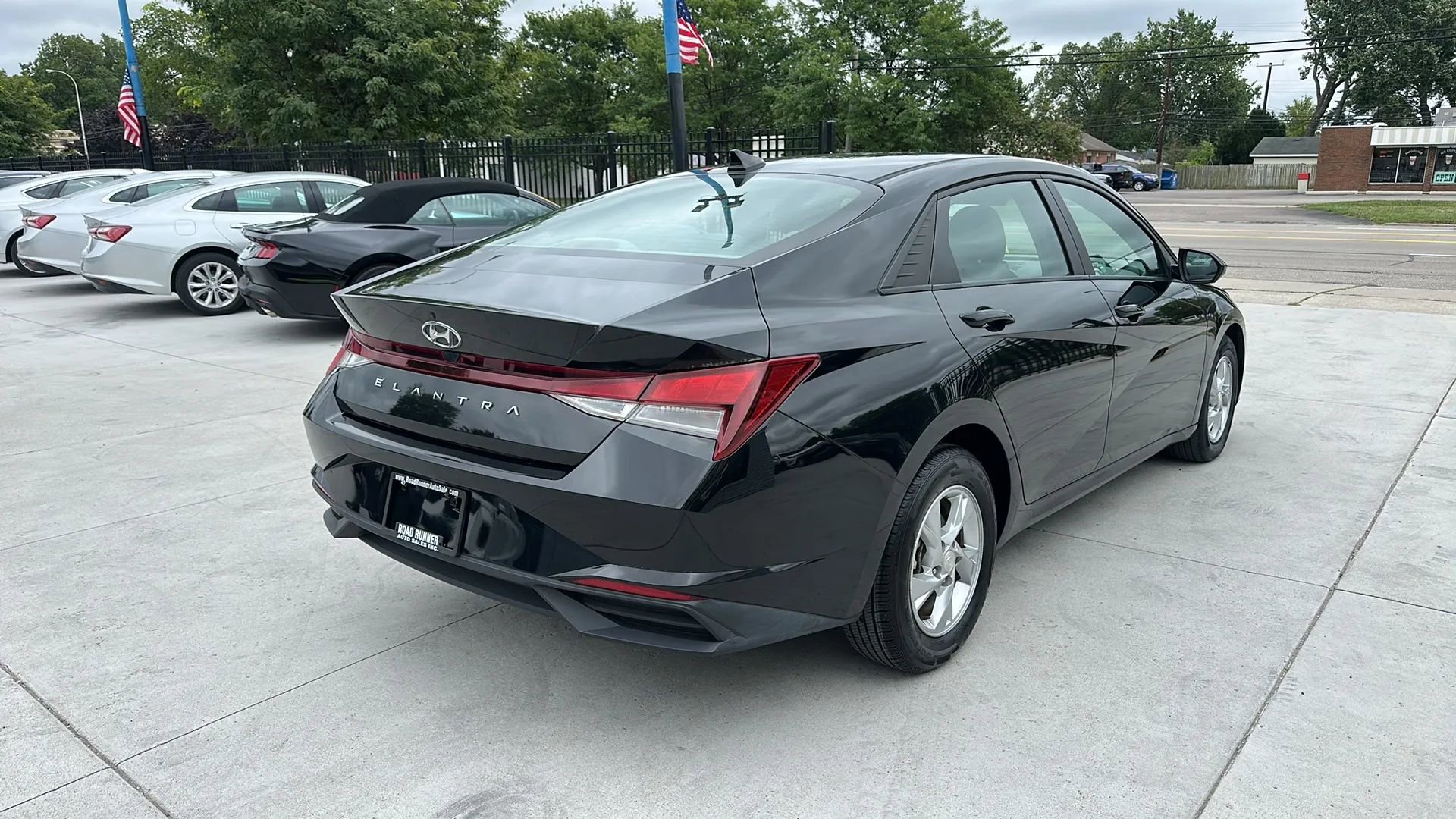 Used 2021 Hyundai Elantra SE w/ Cargo Package image 5