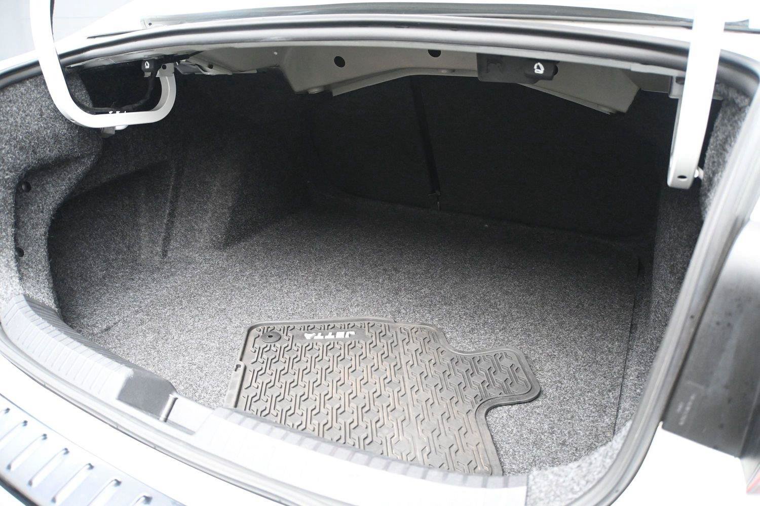 Used 2023 Volkswagen Jetta SE w/ Panoramic Sunroof Package FWD image 11