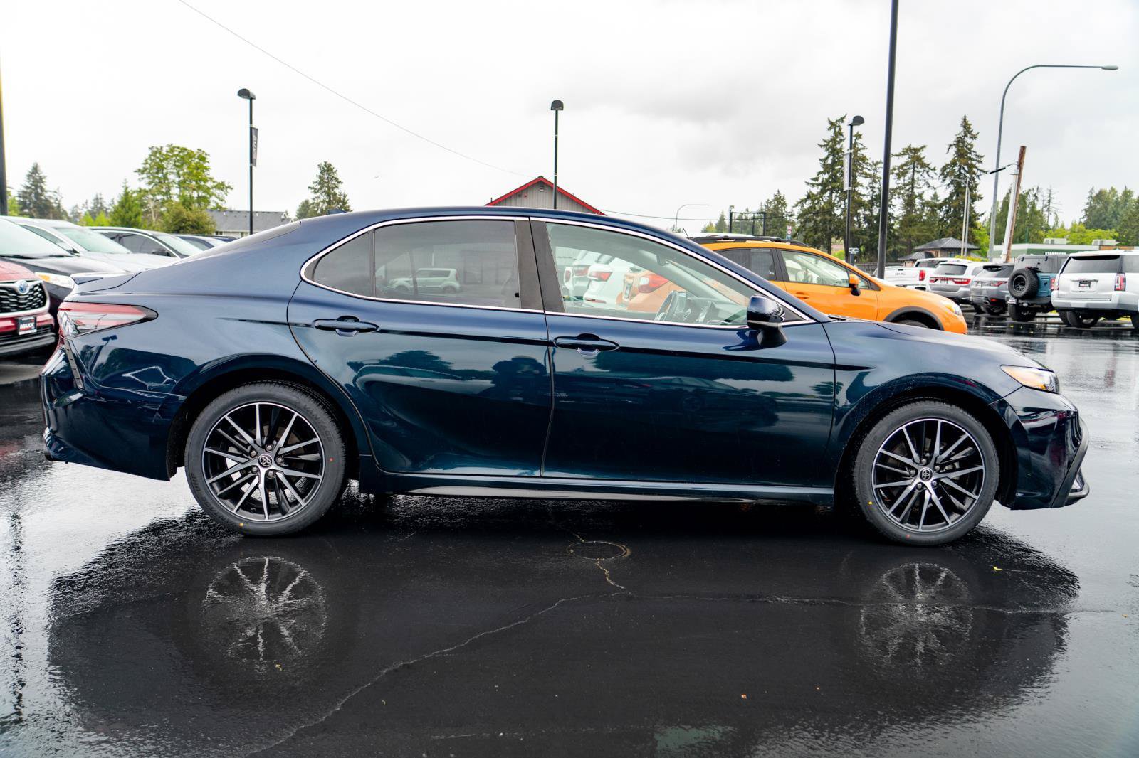 Used 2021 Toyota Camry SE FWD image 9
