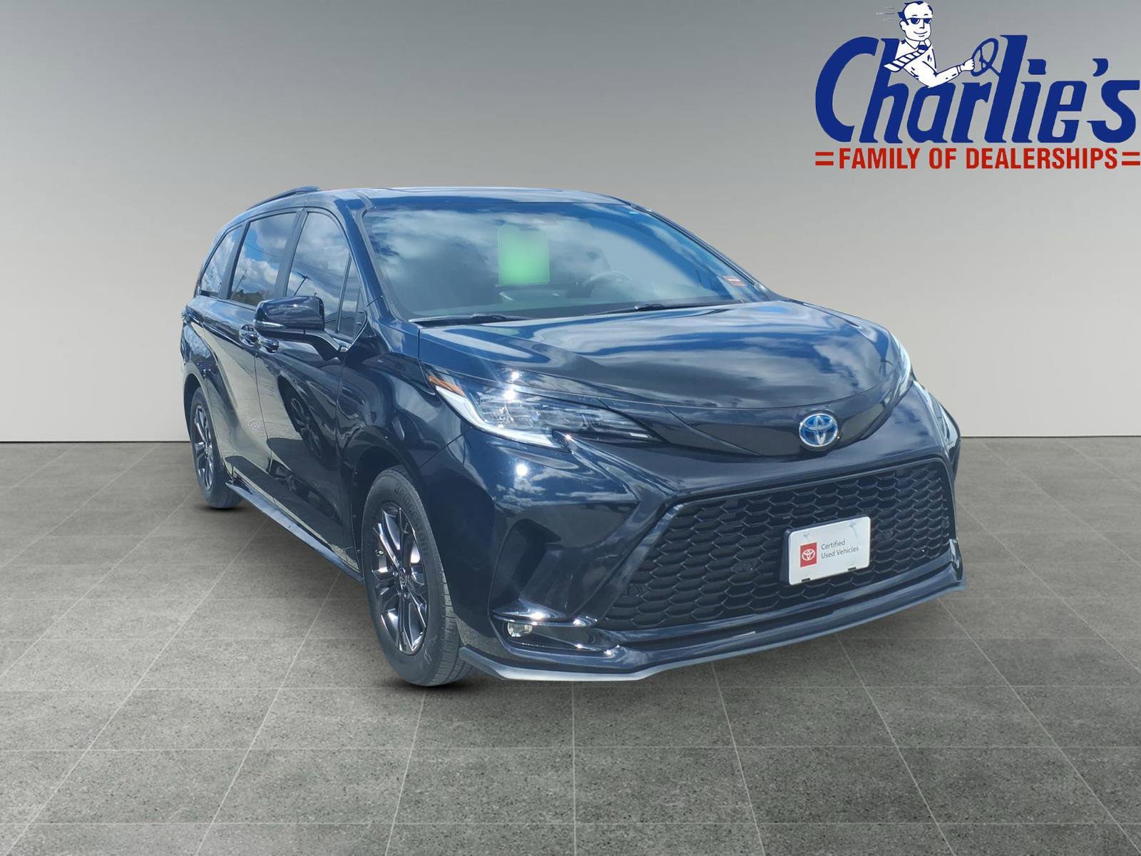 Used 2025 Toyota Sienna XSE w/ XSE Premium Package AWD/4WD image 3