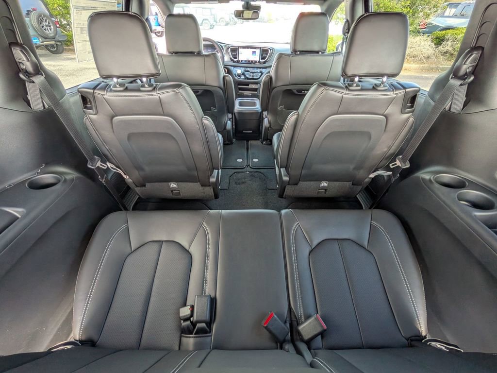 New 2026 Chrysler Pacifica Select w/ S Appearance Package image 32
