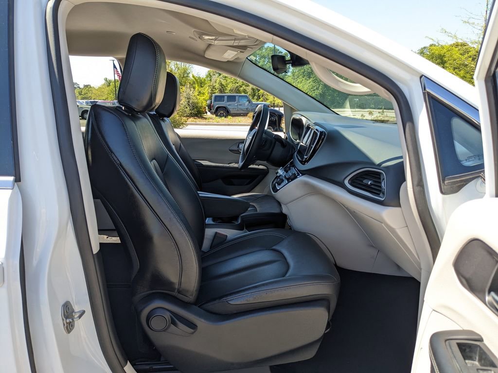 Used 2024 Chrysler Pacifica Touring-L image 50