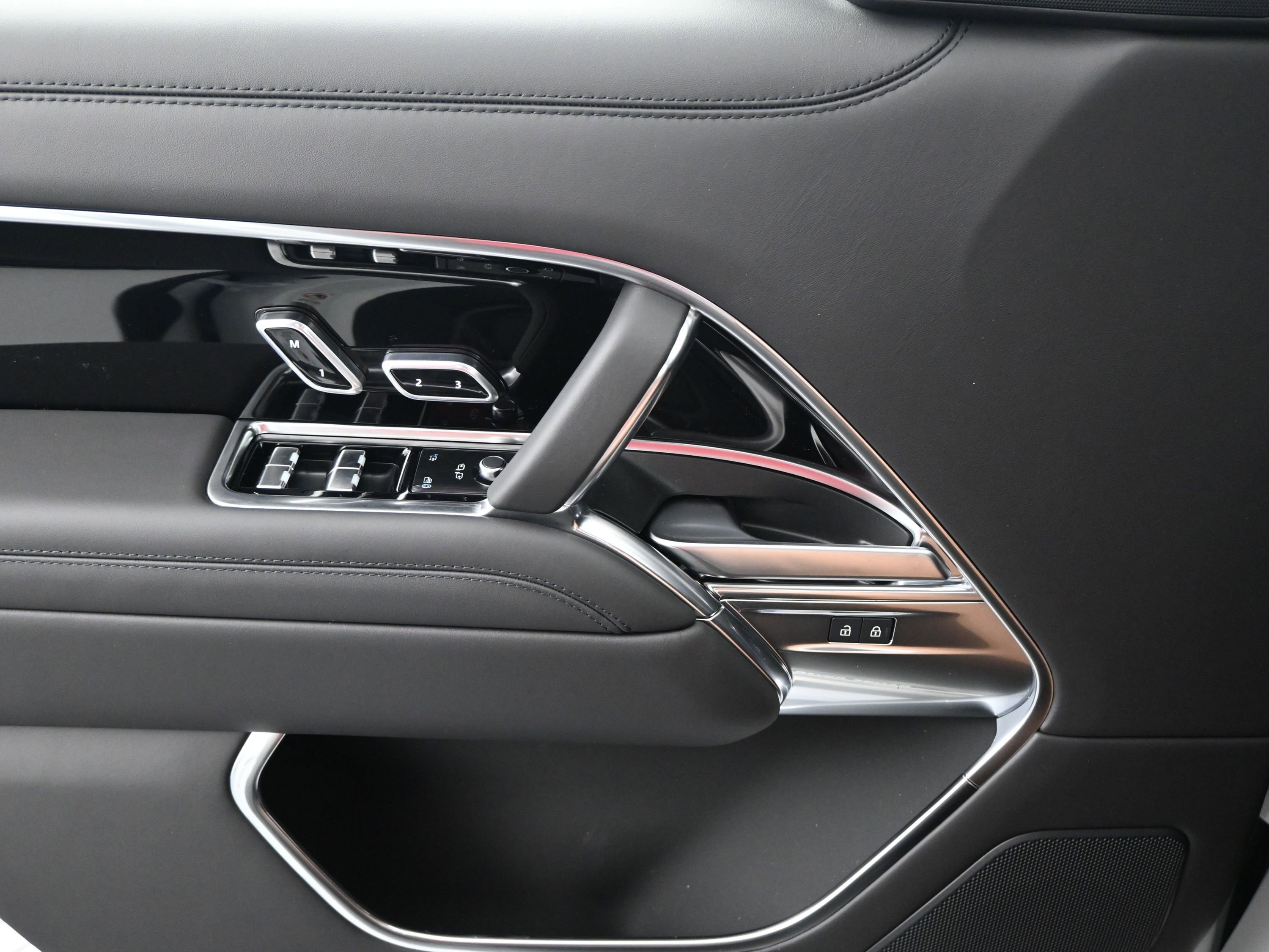 New 2025 Land Rover Range Rover SE image 11