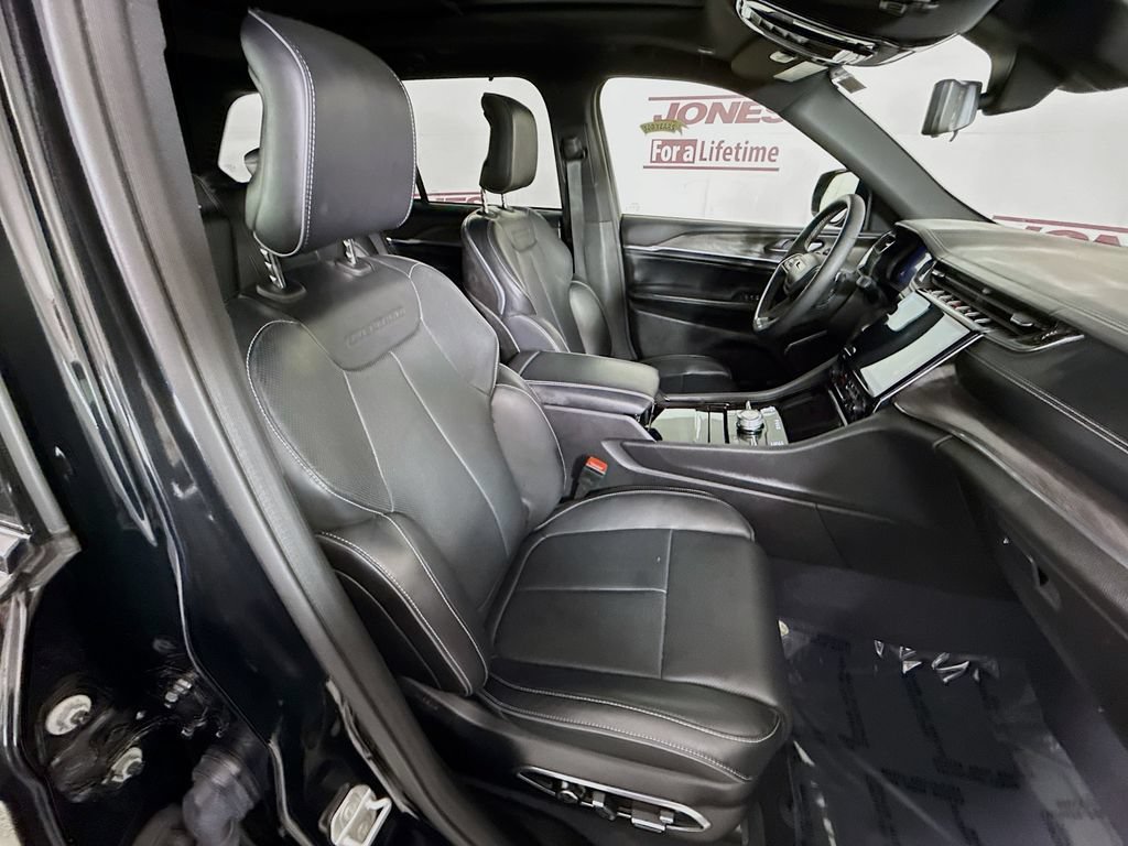 Used 2023 Jeep Grand Cherokee Overland w/ Luxury Tech Group IV AWD/4WD image 35