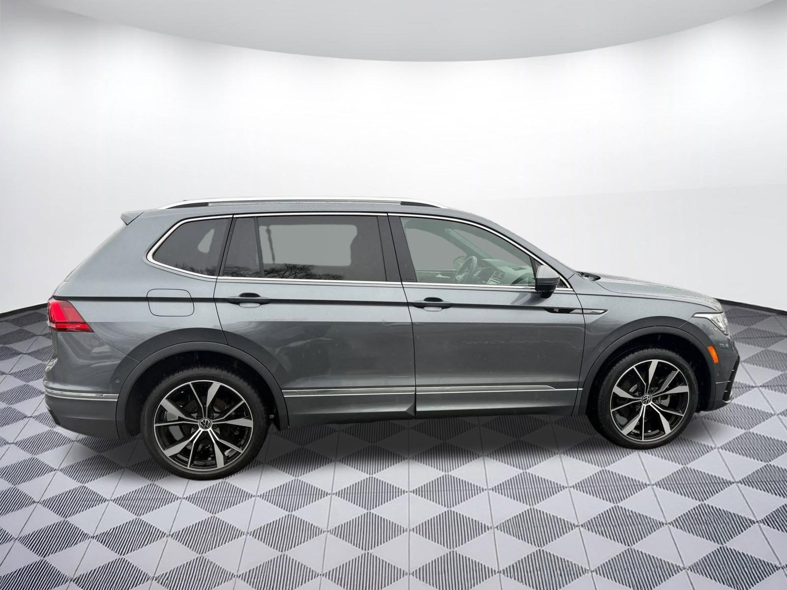 Used 2024 Volkswagen Tiguan SEL R-Line image 8
