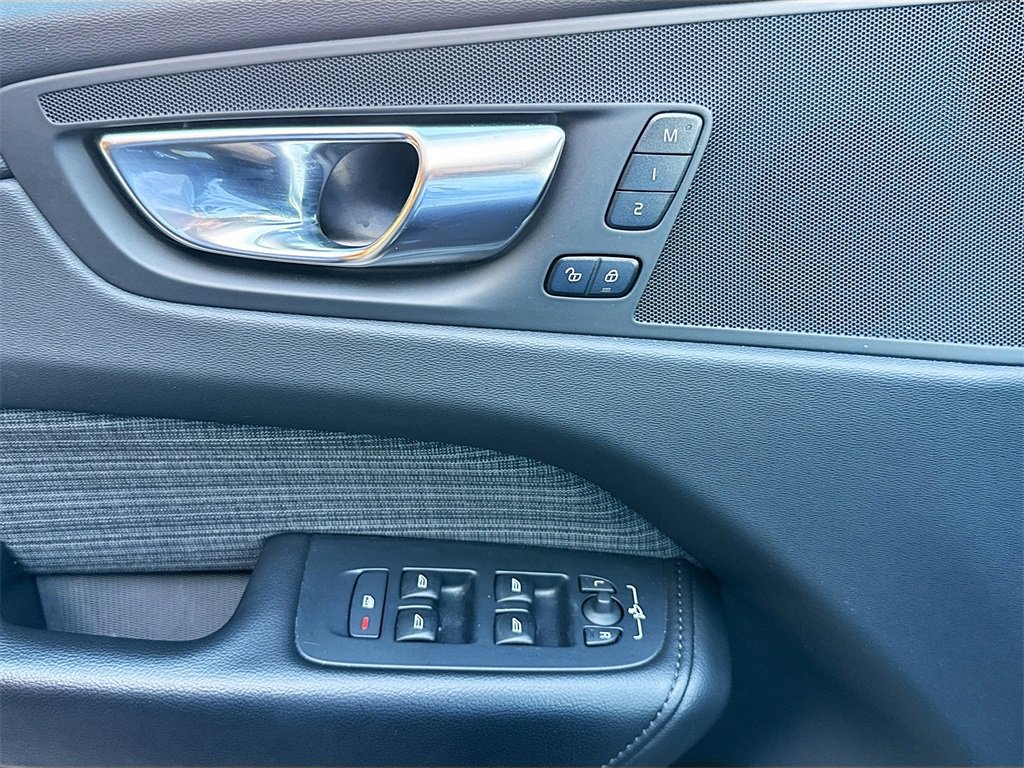 Used 2023 Volvo XC60 B5 Core image 19