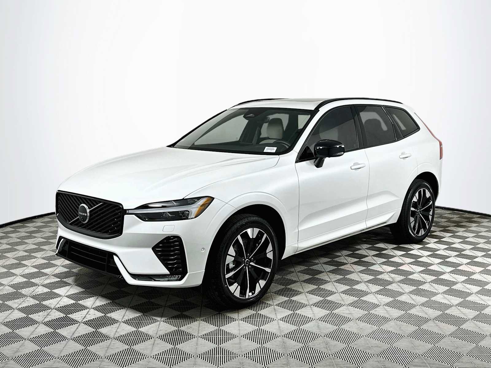 New 2026 Volvo XC60 B5 Plus w/ Climate Package PRO AWD/4WD image 3