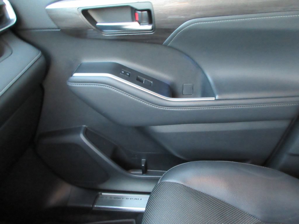 Used 2022 Toyota Highlander Platinum AWD/4WD image 35