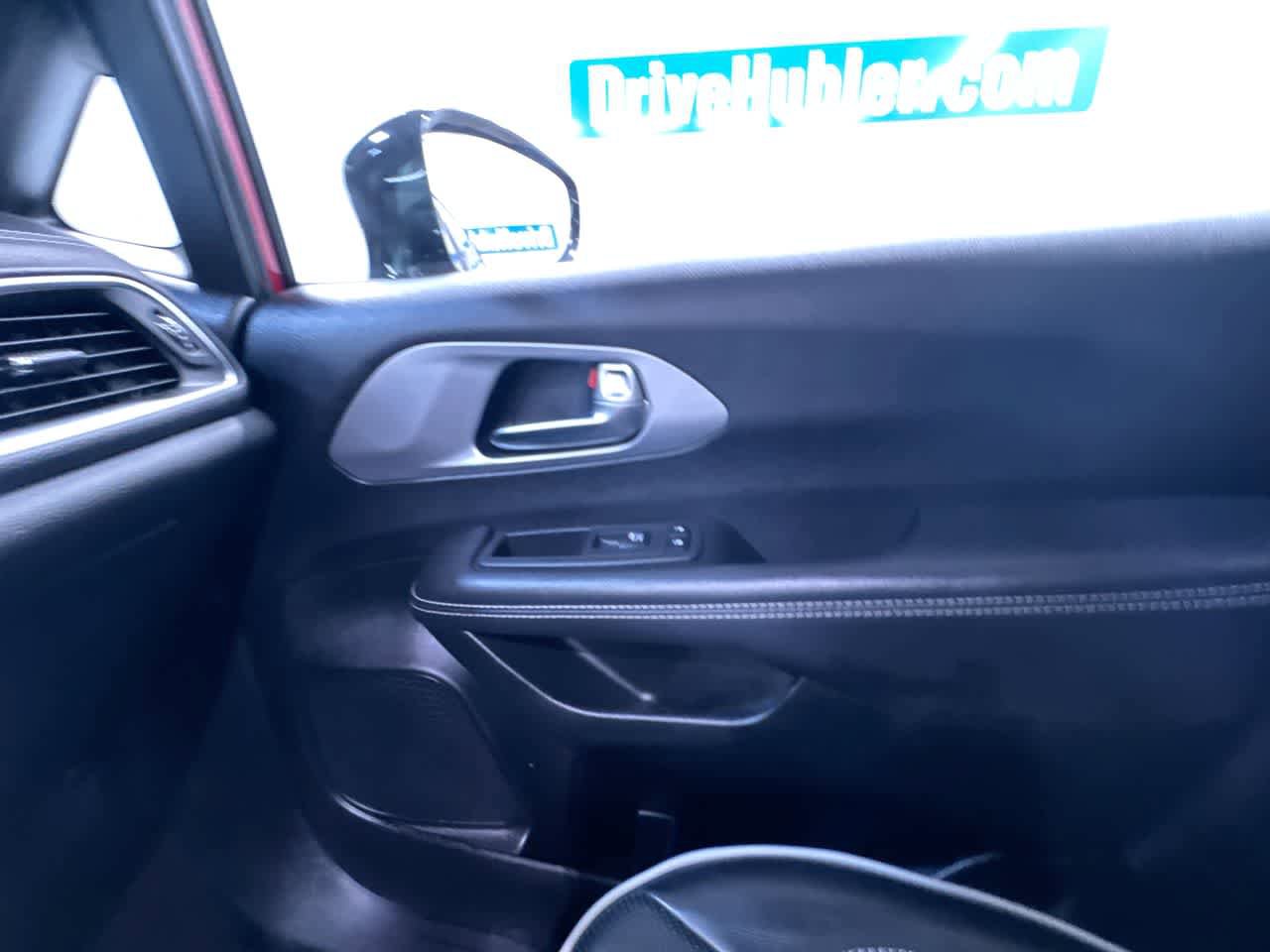 Used 2025 Chrysler Pacifica Limited FWD image 38
