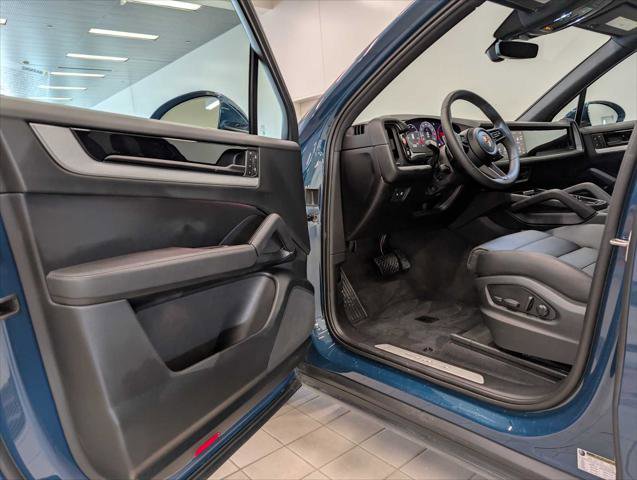 Used 2025 Porsche Cayenne AWD/4WD image 21