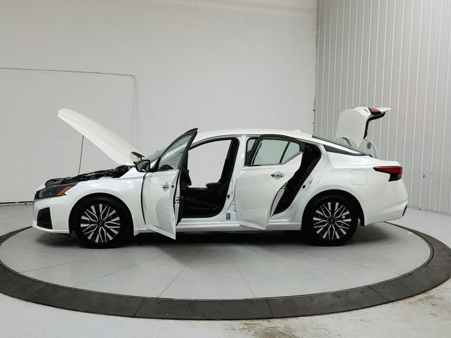 Used 2025 Nissan Altima 2.5 SV FWD image 12