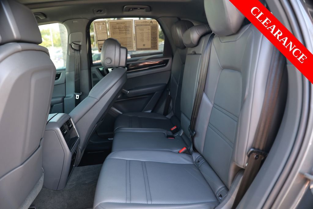 Used 2023 Porsche Cayenne Platinum Edition AWD/4WD image 32