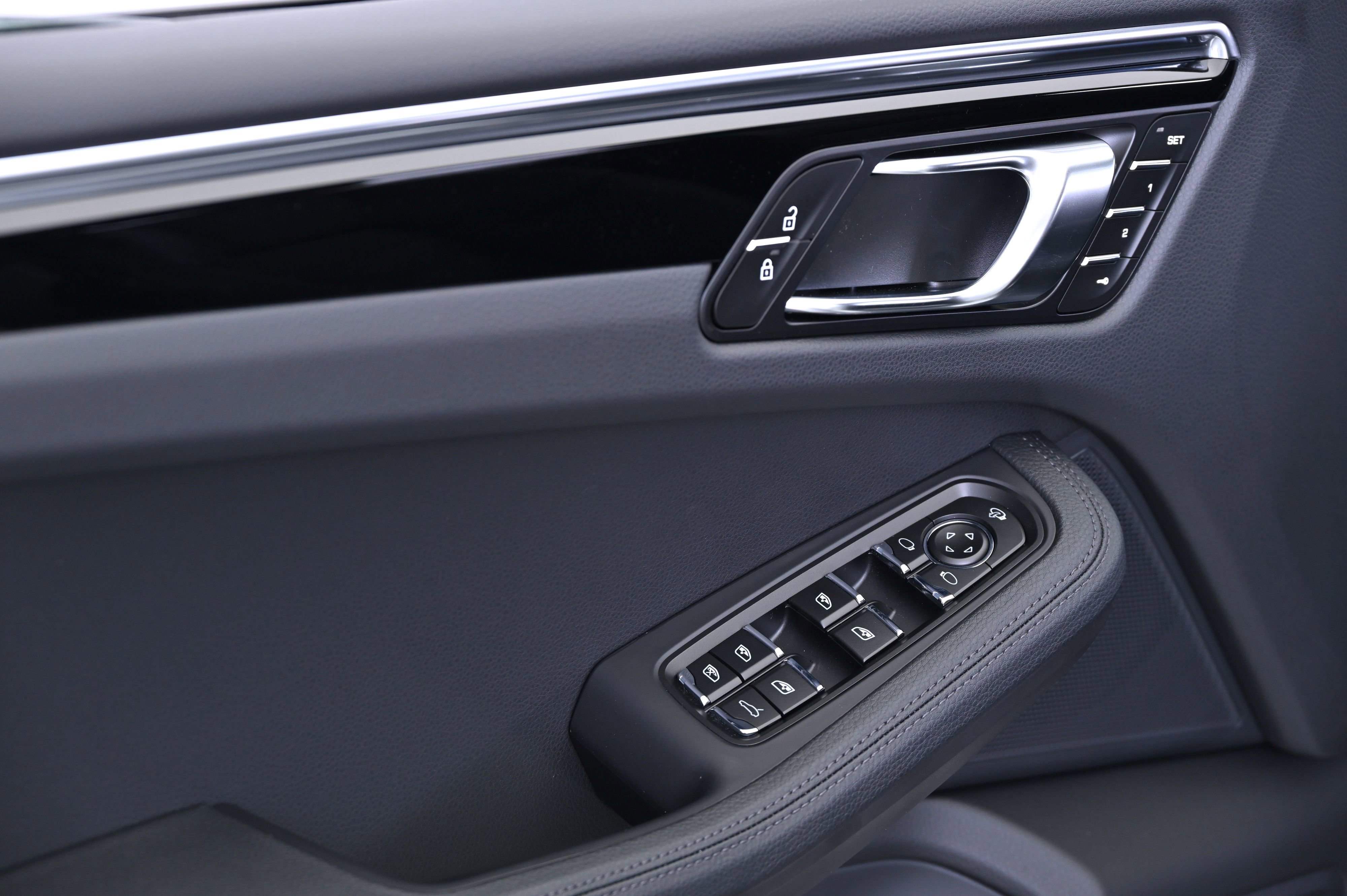 Certified 2025 Porsche Macan image 35