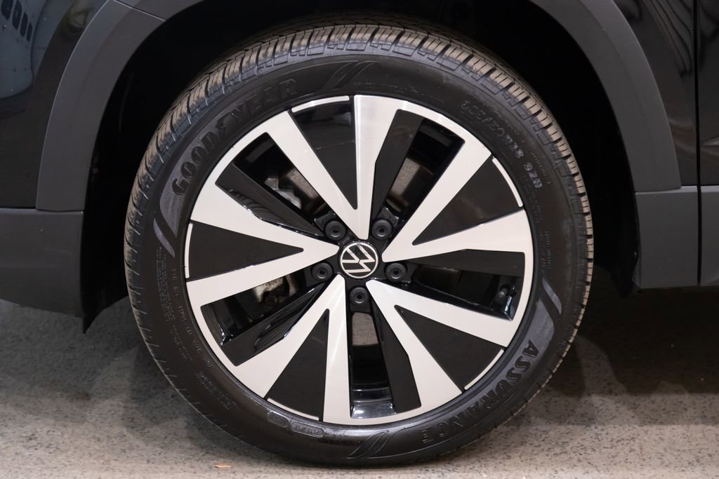 Used 2023 Volkswagen Taos SE w/ Panoramic Sunroof Package image 7