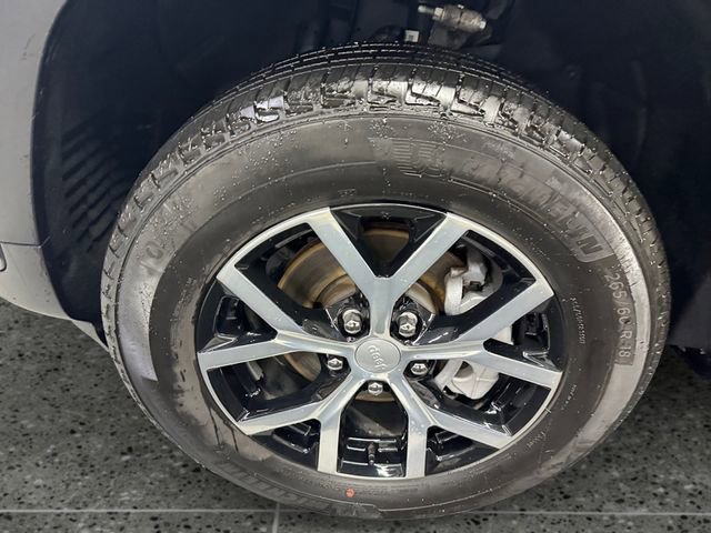 Used 2024 Jeep Grand Cherokee Limited w/ Luxury Tech Group II image 12