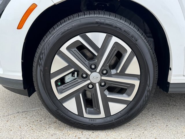 Used 2023 Hyundai Kona SE w/ Cargo Package image 12