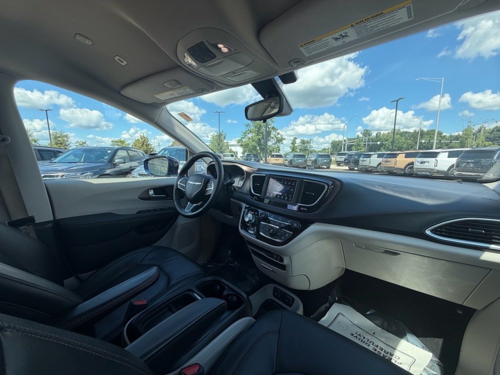 Used 2018 Chrysler Pacifica Touring-L FWD image 10
