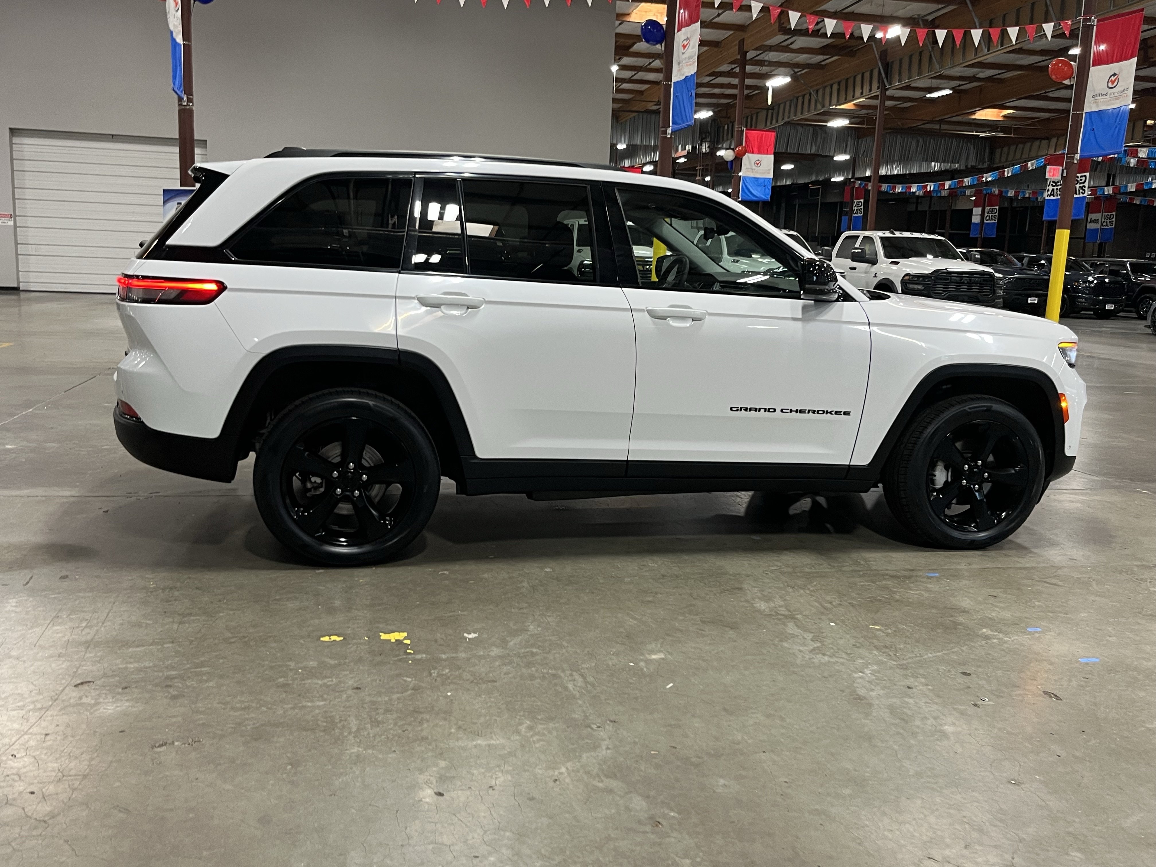 Used 2023 Jeep Grand Cherokee Limited w/ Luxury Tech Group II AWD/4WD image 6