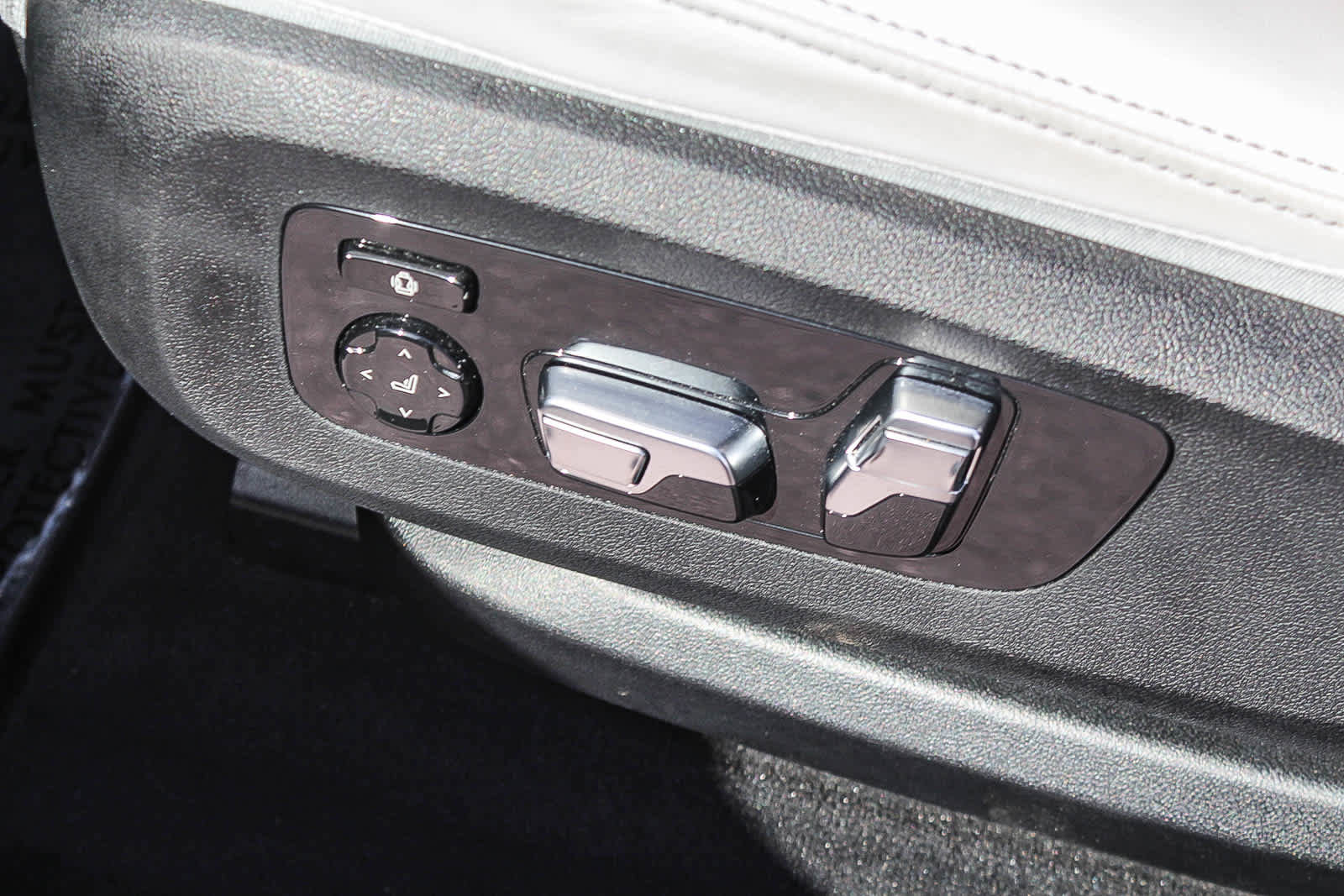 Used 2026 BMW X7 xDrive40i w/ M Sport Package AWD/4WD image 21