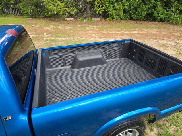 Used 2000 Chevrolet S10 Pickup LS w/ Preferred Equipment Group RWD image 6