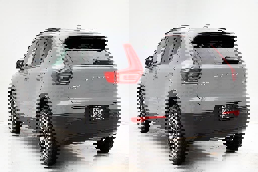 Used 2025 Volvo XC40 B5 Plus image 6