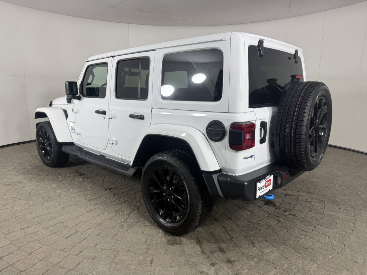 Used 2023 Jeep Wrangler Sahara w/ Dual Top Group AWD/4WD image 5