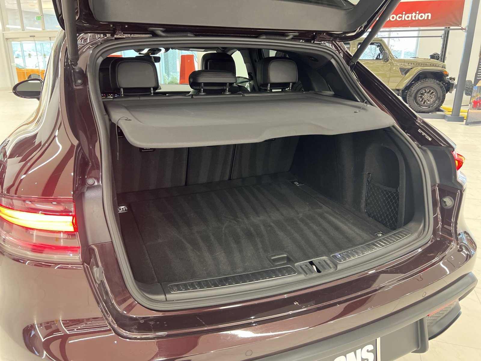 Used 2024 Porsche Macan Base image 25