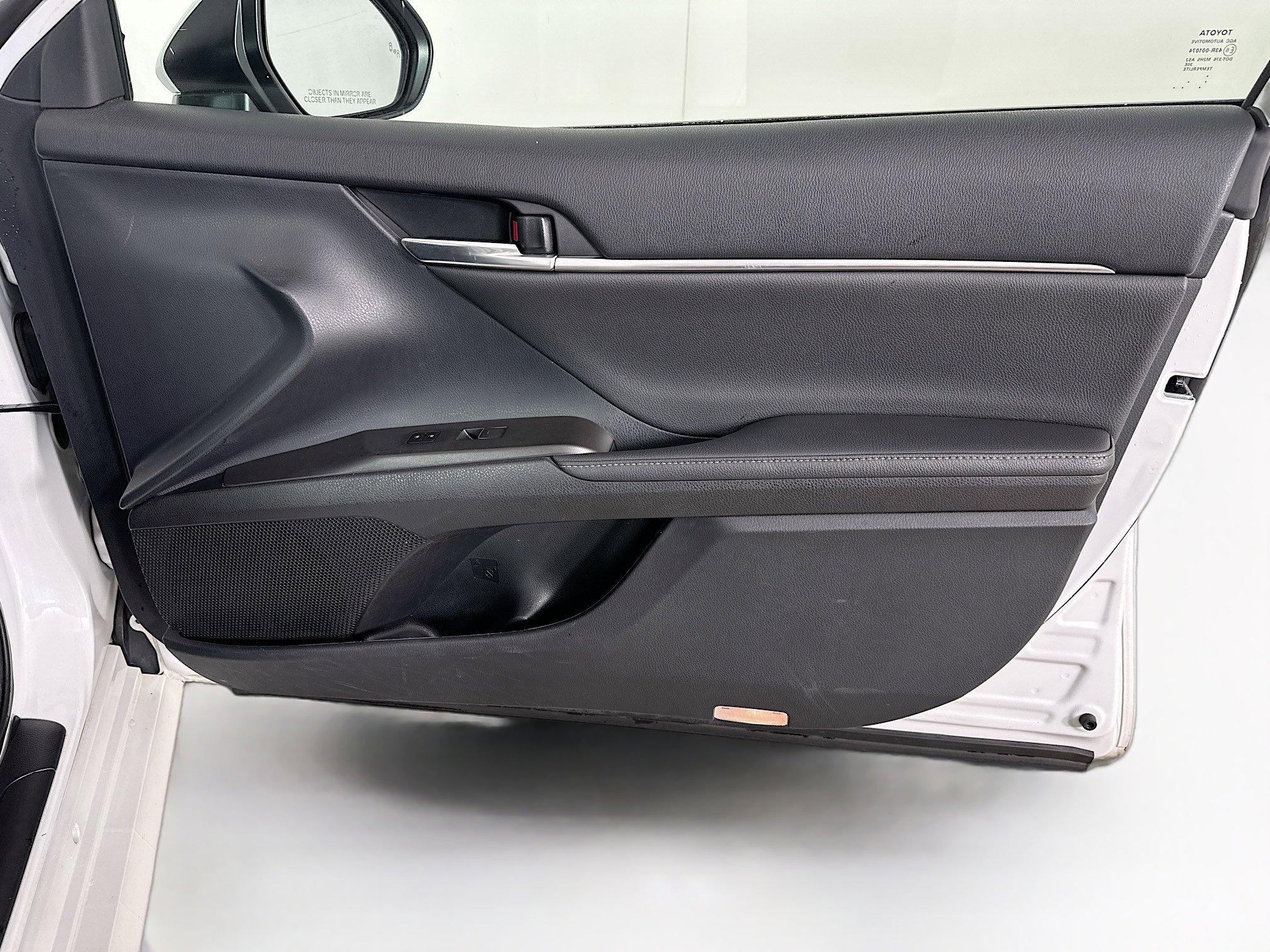 Used 2021 Toyota Camry XLE w/ Navigation Upgrade Package image 32