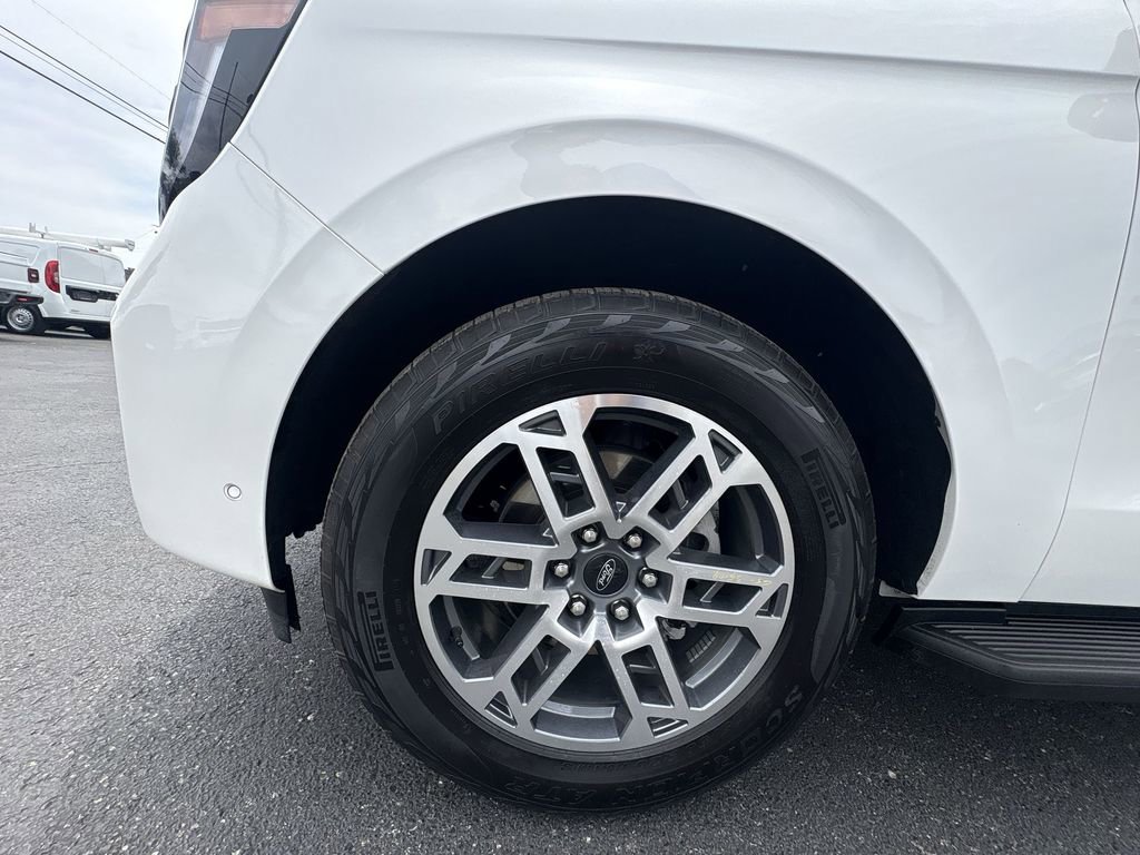 Used 2025 Ford Expedition Active AWD/4WD image 18