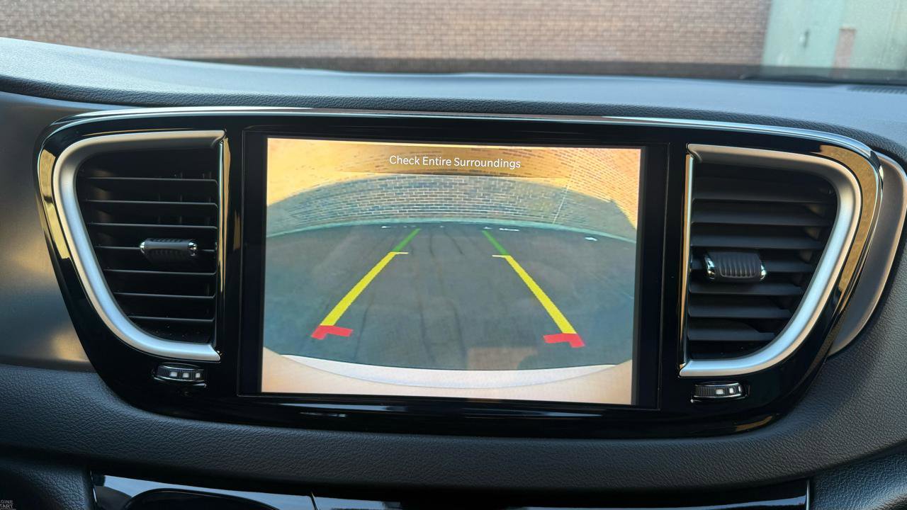 Used 2025 Chrysler Pacifica Select FWD image 18
