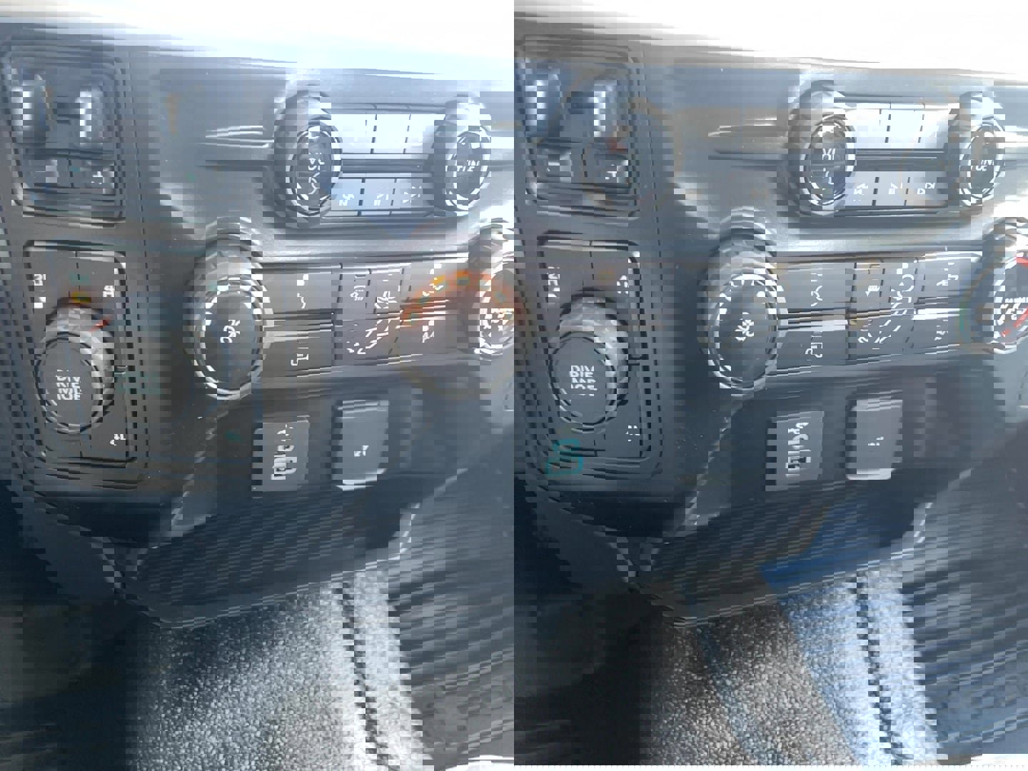 Used 2024 Ford F550 4x4 Regular Cab Super Duty image 13