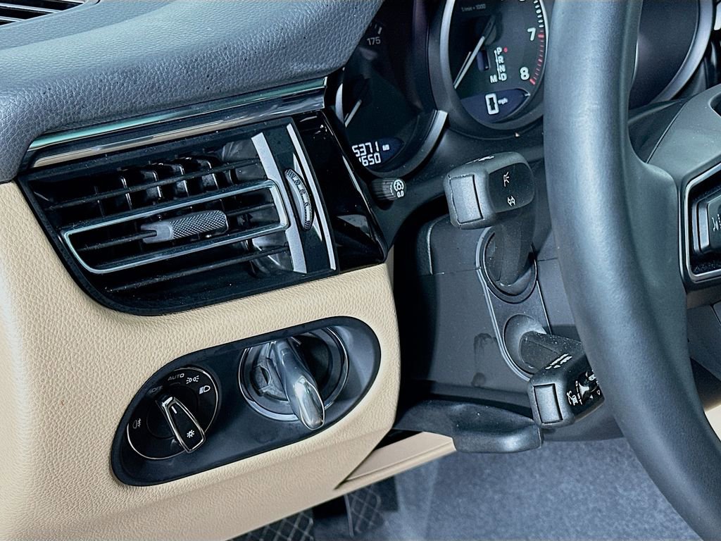 Used 2025 Porsche Macan image 11